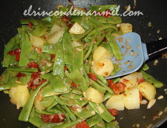 guiso de judías verdes con patatas y tomates secos