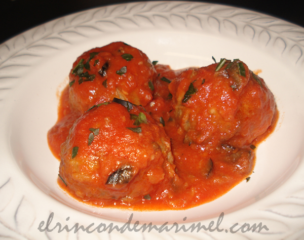 alb&oacute;ndigas de berenjena en salsa de tomate