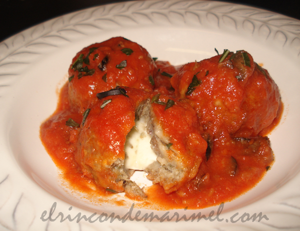 alb&oacute;ndigas de berenjena en salsa de tomate