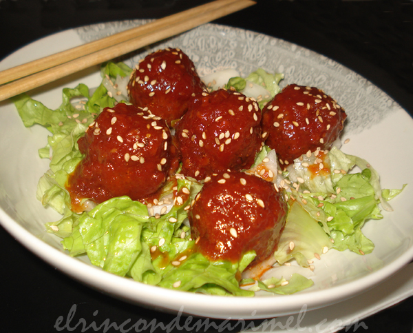 alb&oacute;ndigas veganas en salsa coreana