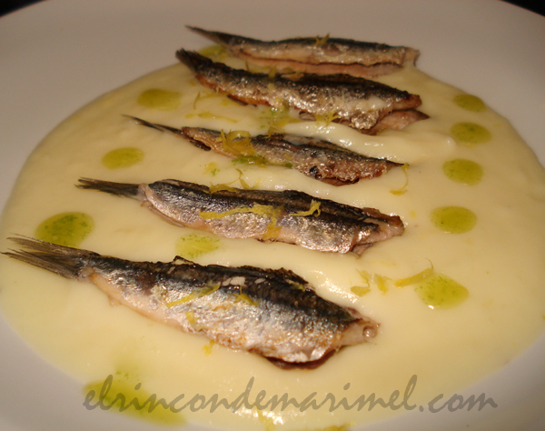 boquerones a la plancha sobre quema de patata y lim&oacute;n