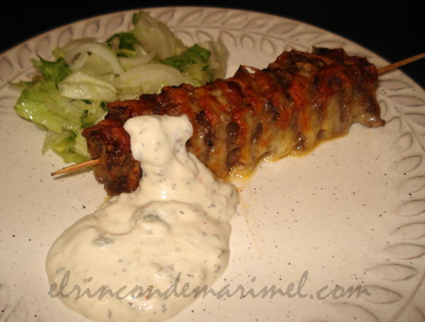 brochetas de kebab cremosas con salsa de yogur