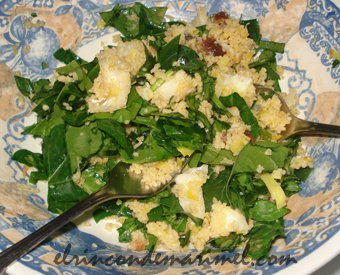 cuscús con bacalao, puerros y espinacas