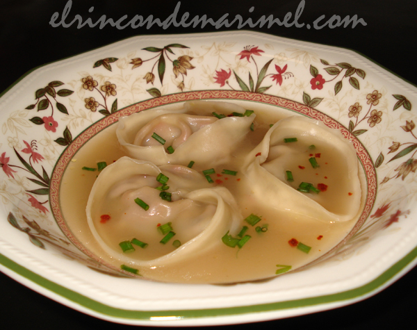 sopa oriental con dumplings rellenos de carrilleras y pimientos rojos asados