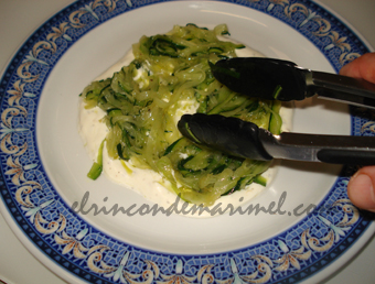 ensalada de calabacín y garbanzos con salsa de yogur