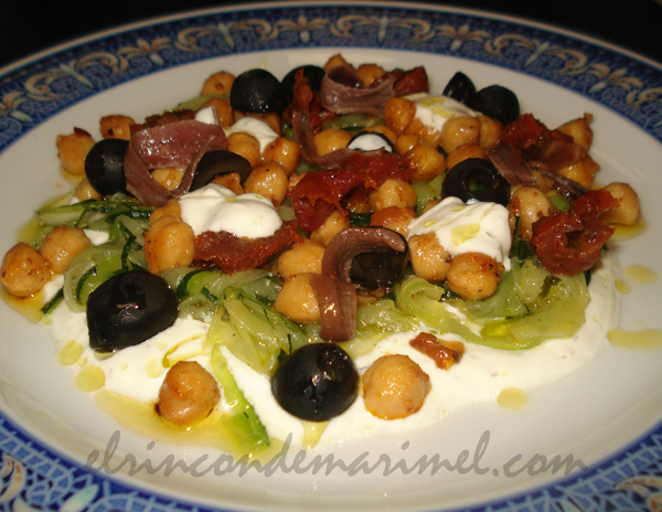 ensalada de calabacín y garbanzos con salsa de yogur