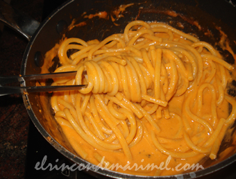 espaguetis con salsa de langostinos