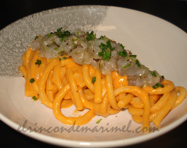 espaguetis con salsa y tartar de langostinos