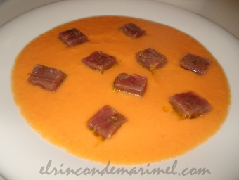 gazpacho de melón cantalupo, tomate y jengibre con atún marinado