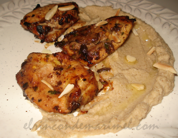 poolo al ajo negro con crema tostada de coliflor