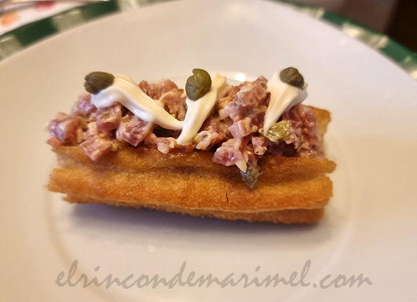 porra rellena de tartar de fuet