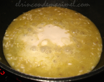 risotto vegano de alcachofas, pistachos y crema de almendra tostada