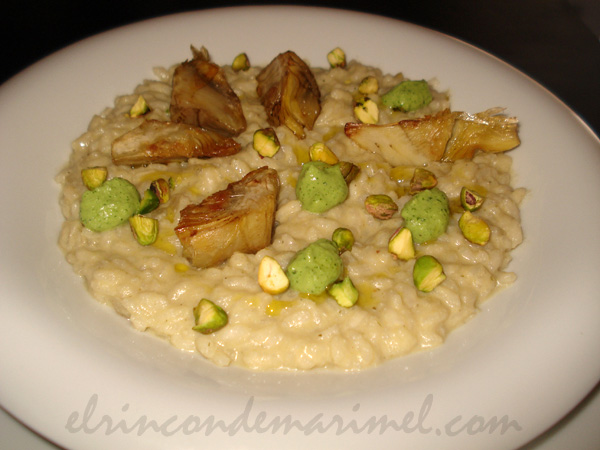 risotto vegano de alcachofas, pistachos y crema de almendra tostada