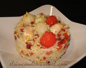 ensalada de arroz con cigalas y frutas