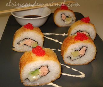 maki sushi de aguacate y salmón rebozado